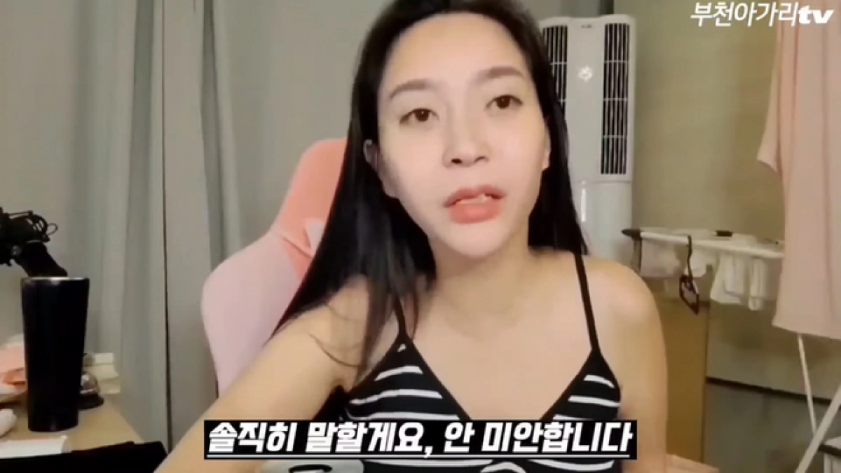 Cô Người Mẫu LiveStream (친구커플 떡칠때 옆에서 생중계)