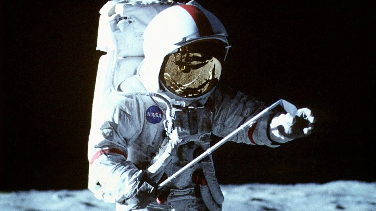 Từ Trái Đất Đến Mặt Trăng (From The Earth To The Moon)